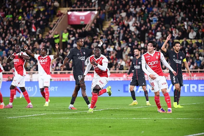 Monaco freine les ambitions du PSG en infligeant une première défaite au Parc