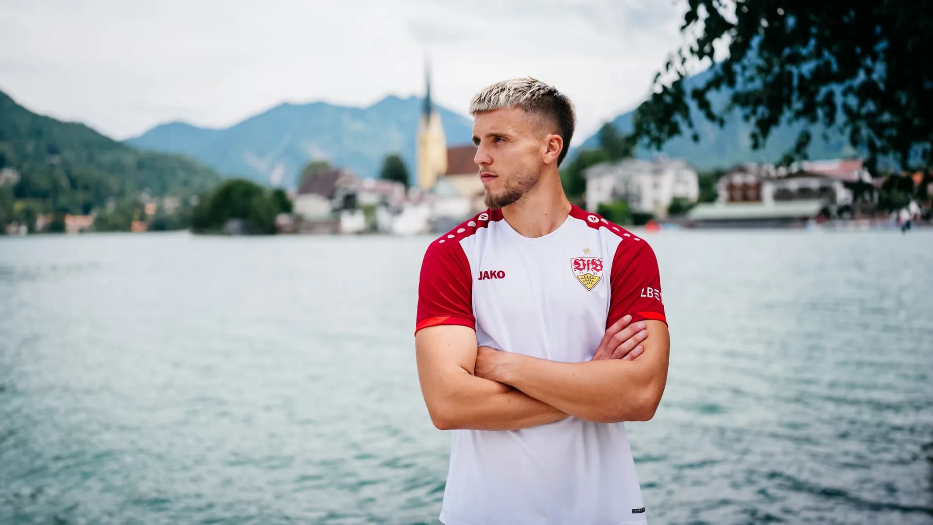 Ermedin Demirović tient sa promesse : tournée générale au VfB Stuttgart après la qualification de la Bosnie en Coupe du Monde 2026